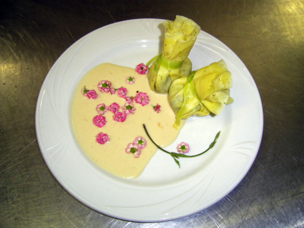 Fagottini di crespelle alle erbette e fiori con fonduta