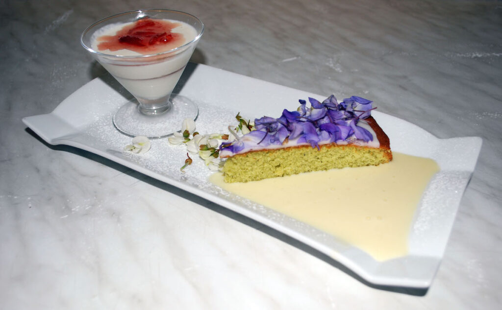 Torta glassata al glicine con mousse alla gelatina di rose